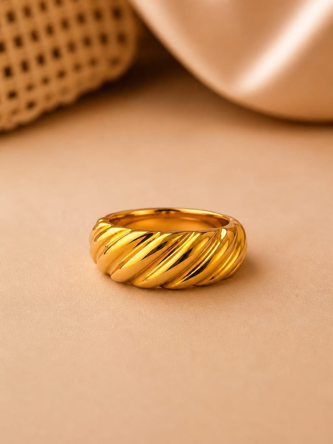 Golden Twist Luxe Band Ring