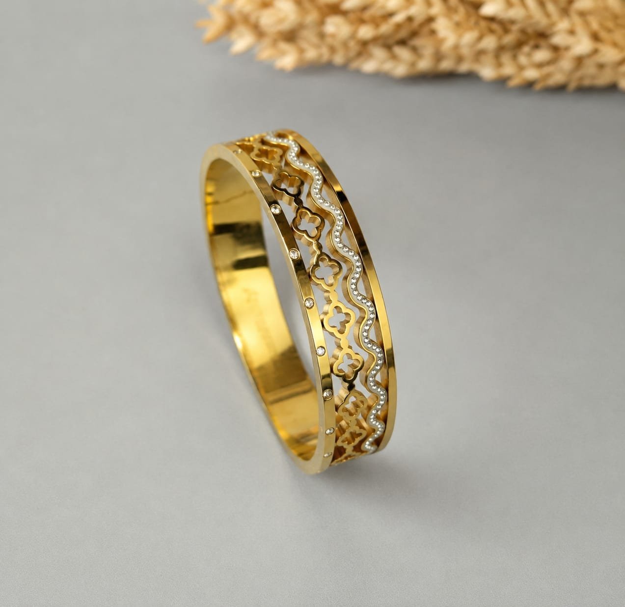 Aura Filigree Clover Bangle